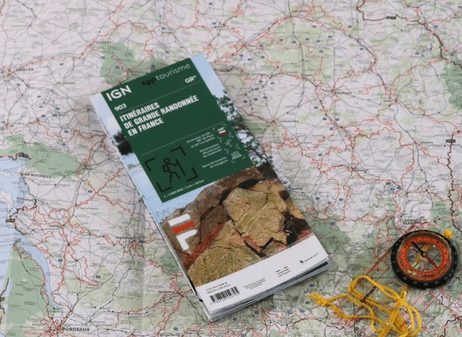 Couverture de la carte IGN des itinéraires de grande randonnée éditée par la FFRandonnée