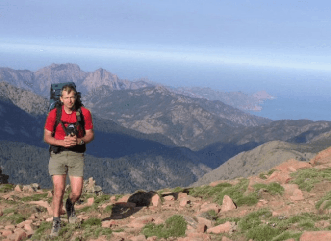 Sentier du GR 20 traversant la Corse — couverture officielle FFRandonnée