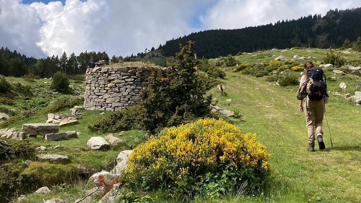 Vue du massif du Canigó dans les Pyrénées-Orientales avec ses crêtes enneigées